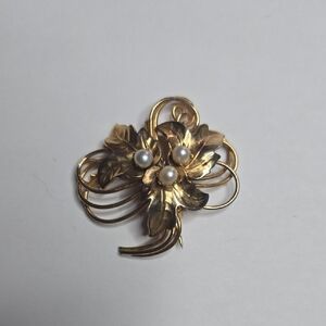Elegant Goldtone Floral Brooch with Pearls
